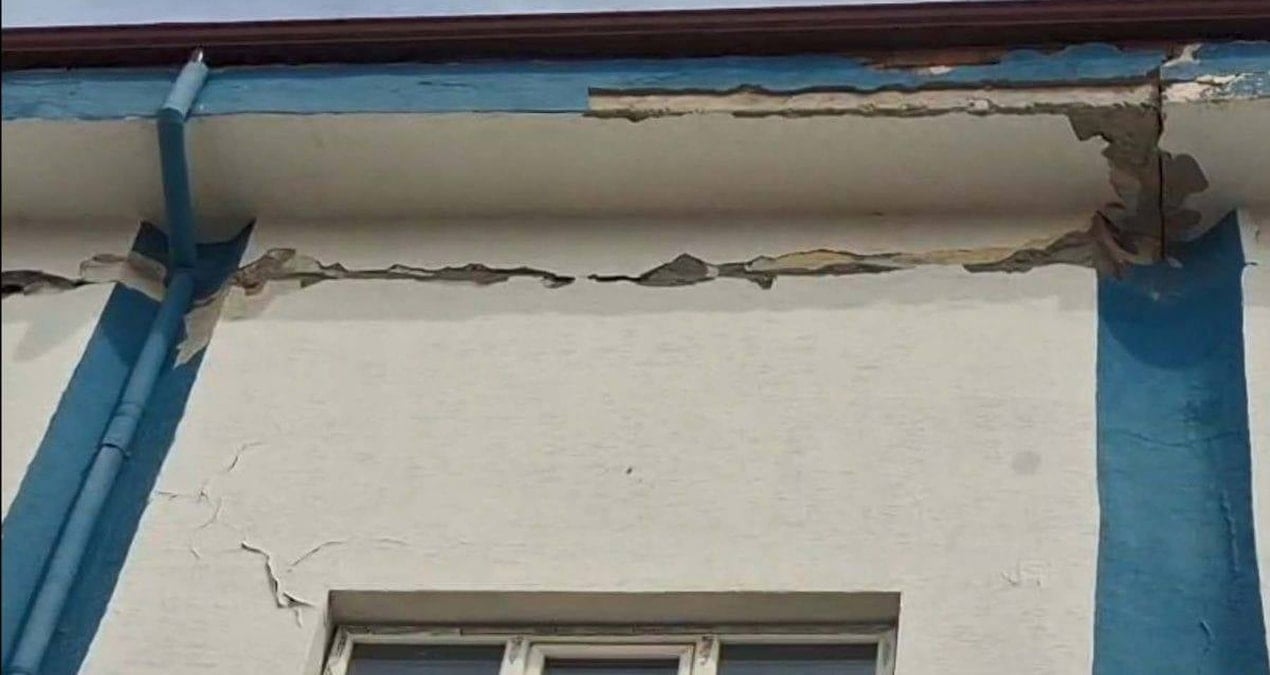 kutahya simav depremi sonrasi belediye binasinda hasar meydana geldi 18LnVr62