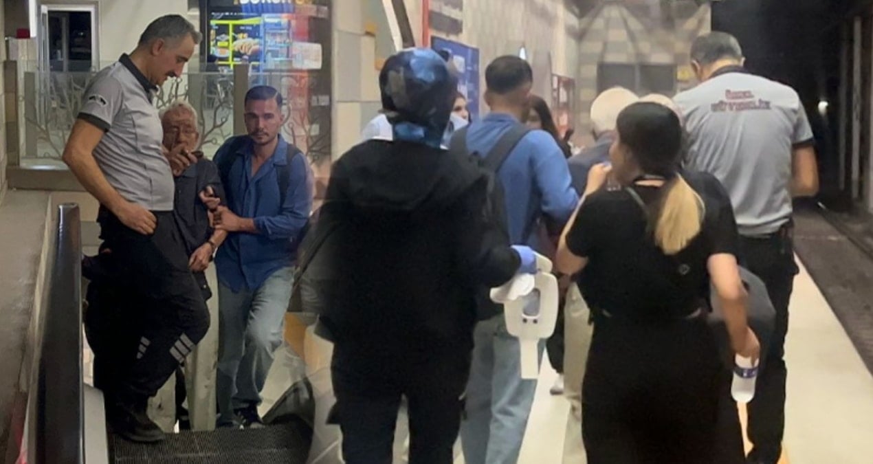 ogrencilerin sakasi yasli adami raylara dusurdu metroda korku dolu dakikalar FnNNyKnz