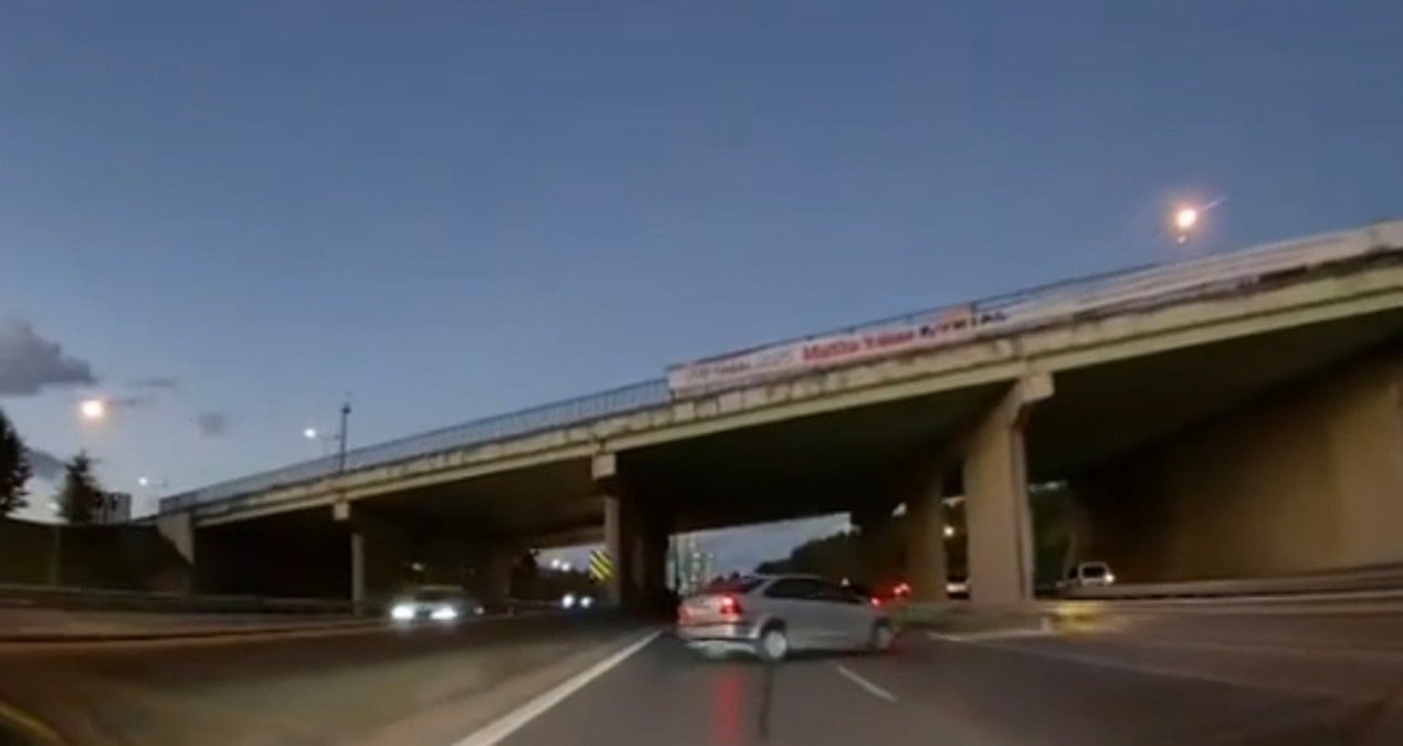 onundeki surucuyu taciz etti onunu kesti kaza yaptirip yoluna devam etti qu4uGPAZ