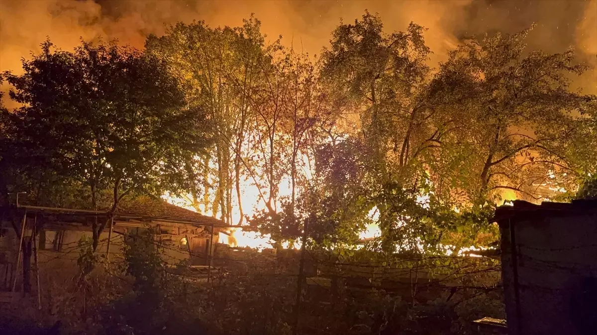 cerkeste yangin 3 ev ve 4 samanlik yandi RKKJ83Bw.jpg