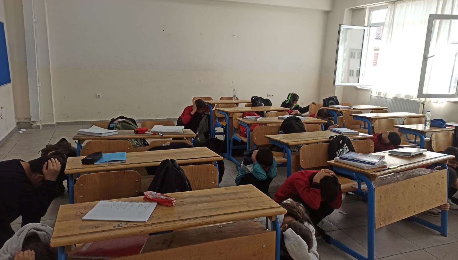 hakkaride okullarda tatbikat 9xtlLzO9.jpg