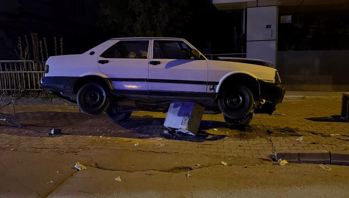 nigdede otomobil trafoya cikti lQa9mVSt.jpg