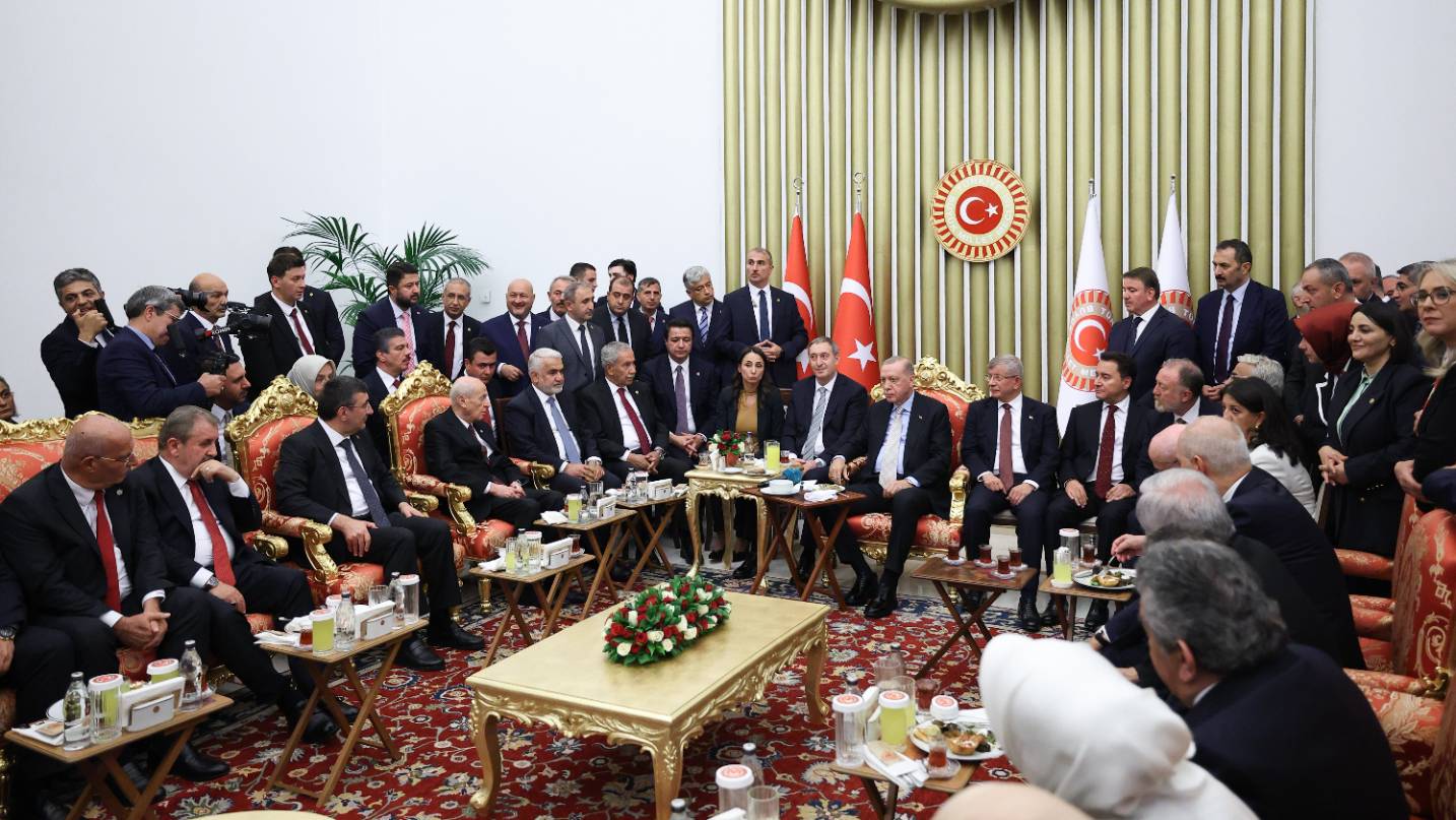 yeni yol grup baskanvekili ozdagdan meclis resepsiyonundaki o fotografla ilgili elestirilere yanit turkiyenin isi bu mu Wnc1121C