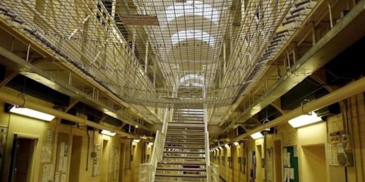 2 yasindaki uvey kizini vahsice oldurdu hapiste olduruldu basi ve bogazi kesildi xcbF8QfI.jpg