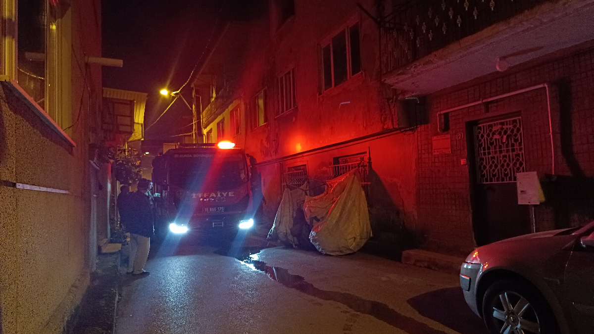 bursada evini atese verdi hastaneye kaldirildi Gufs7GNb.jpg