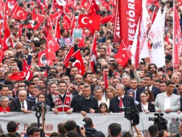 CHP Lideri Özgür Özel, Gençlerle Birlikte Anıtkabir’e Yürüyerek Atatürk’ü Andı