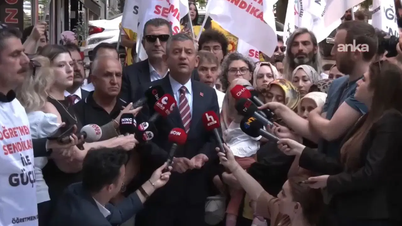 Özgür Özel, Açlık Grevindeki Eğitmenlere Destek Vermek İçin Gitti