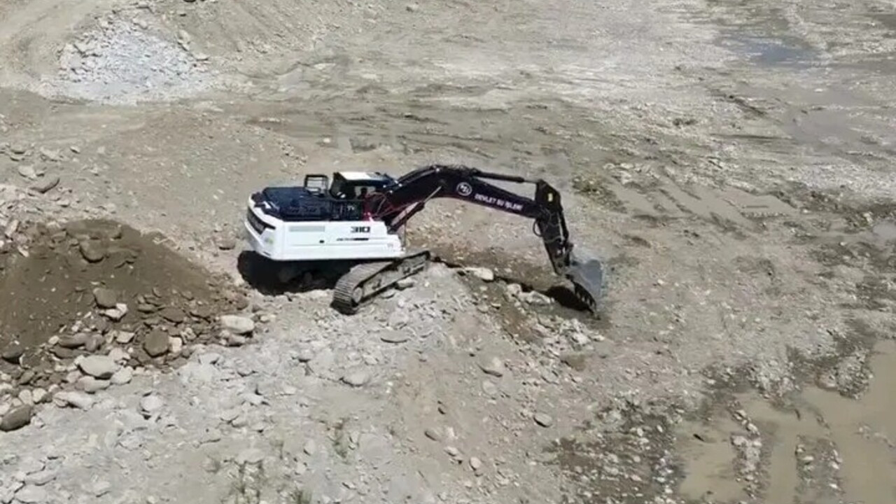 Sinopta sel ve taskinlara karsi dere islahi mesaisi QHzWrWuk